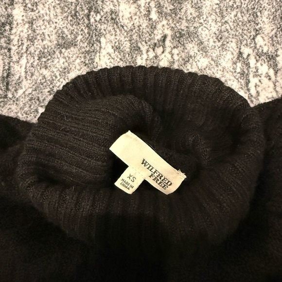 Aritzia Wilfred Knit Turtleneck - Picture 2 of 2